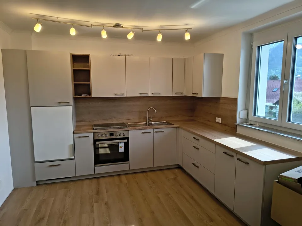 Kuchyňa s dreveným obkladom a pracovnou doskou